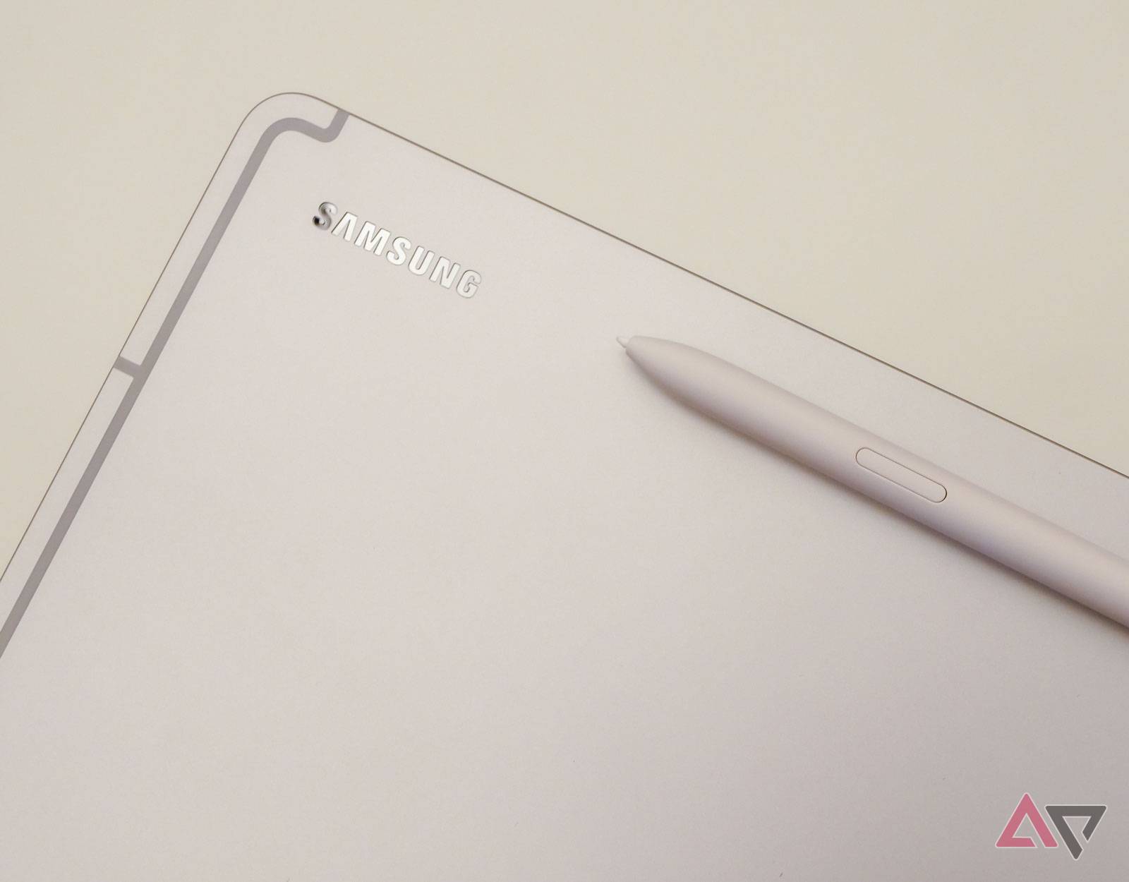 Does the Samsung Galaxy Tab S9 FE come with an S Pen stylus?