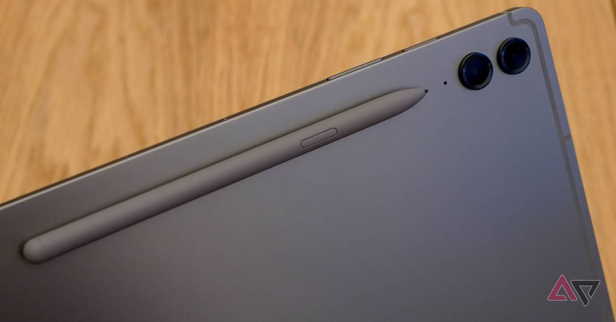 Does the Samsung Galaxy Tab S9 FE+ come with an S Pen stylus? - Main Image