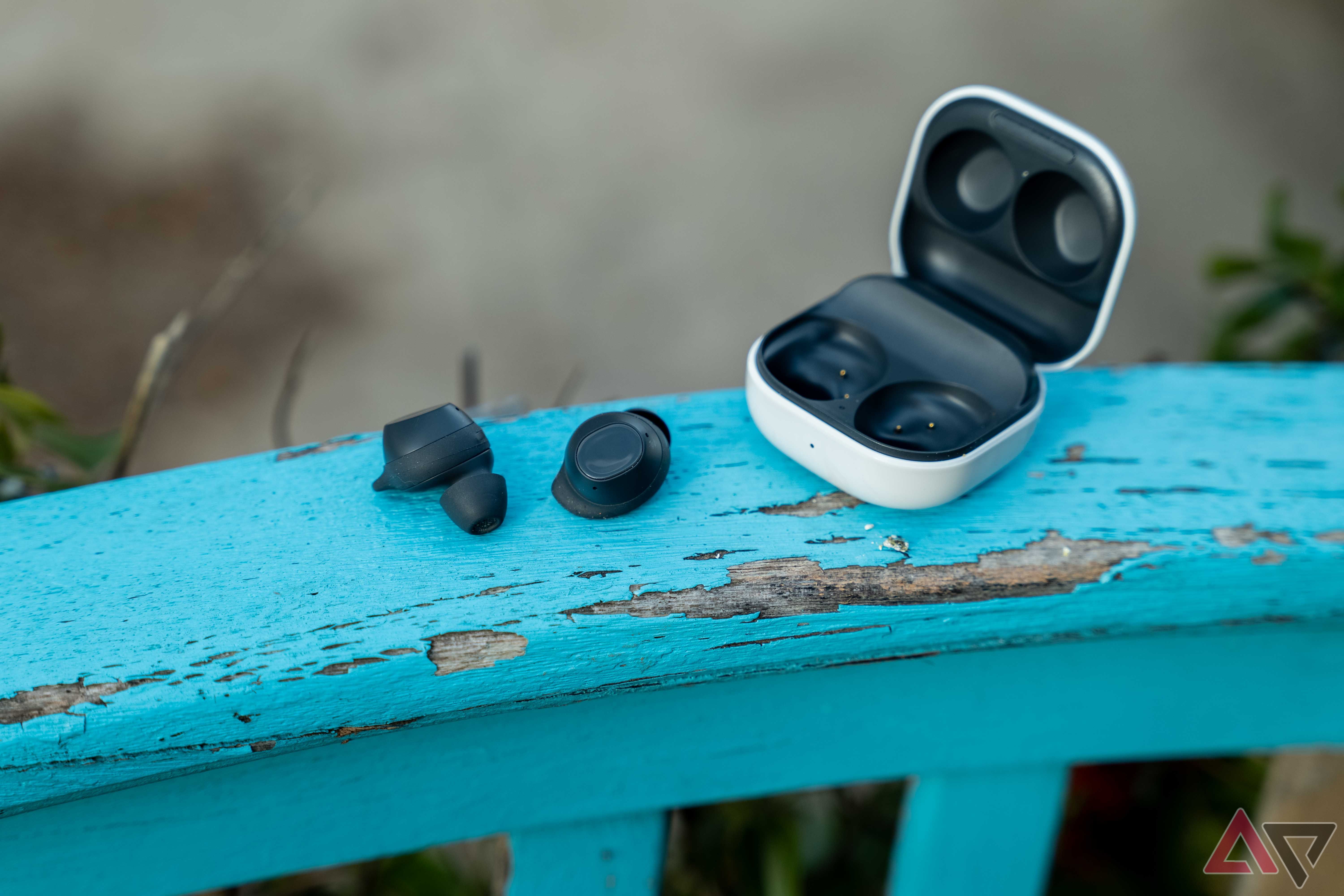 galaxy-buds-fe-3.jpg