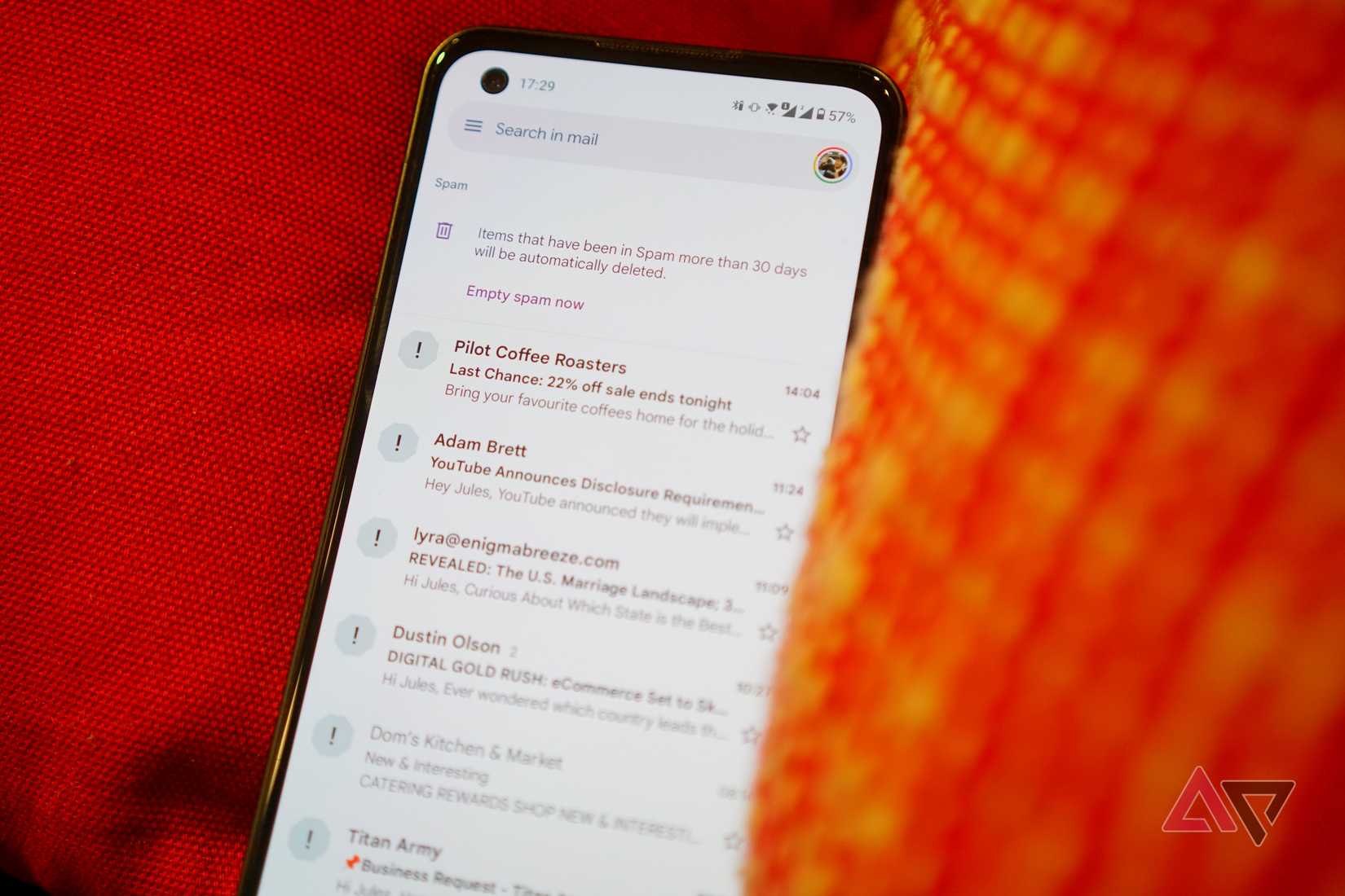Um smartphone com o aplicativo Gmail aberto exibindo e-mails