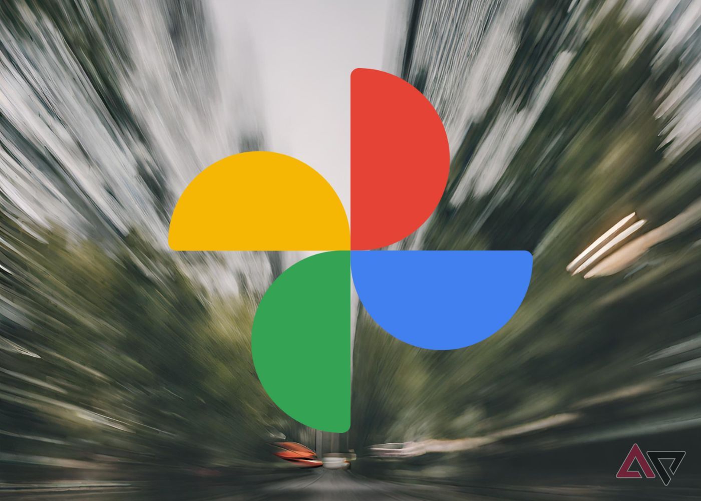 imagem do logotipo do Google Fotos sobreposto a uma imagem de árvores desfocadas