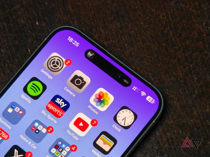 Android phones should copy the iPhone's Dynamic Island