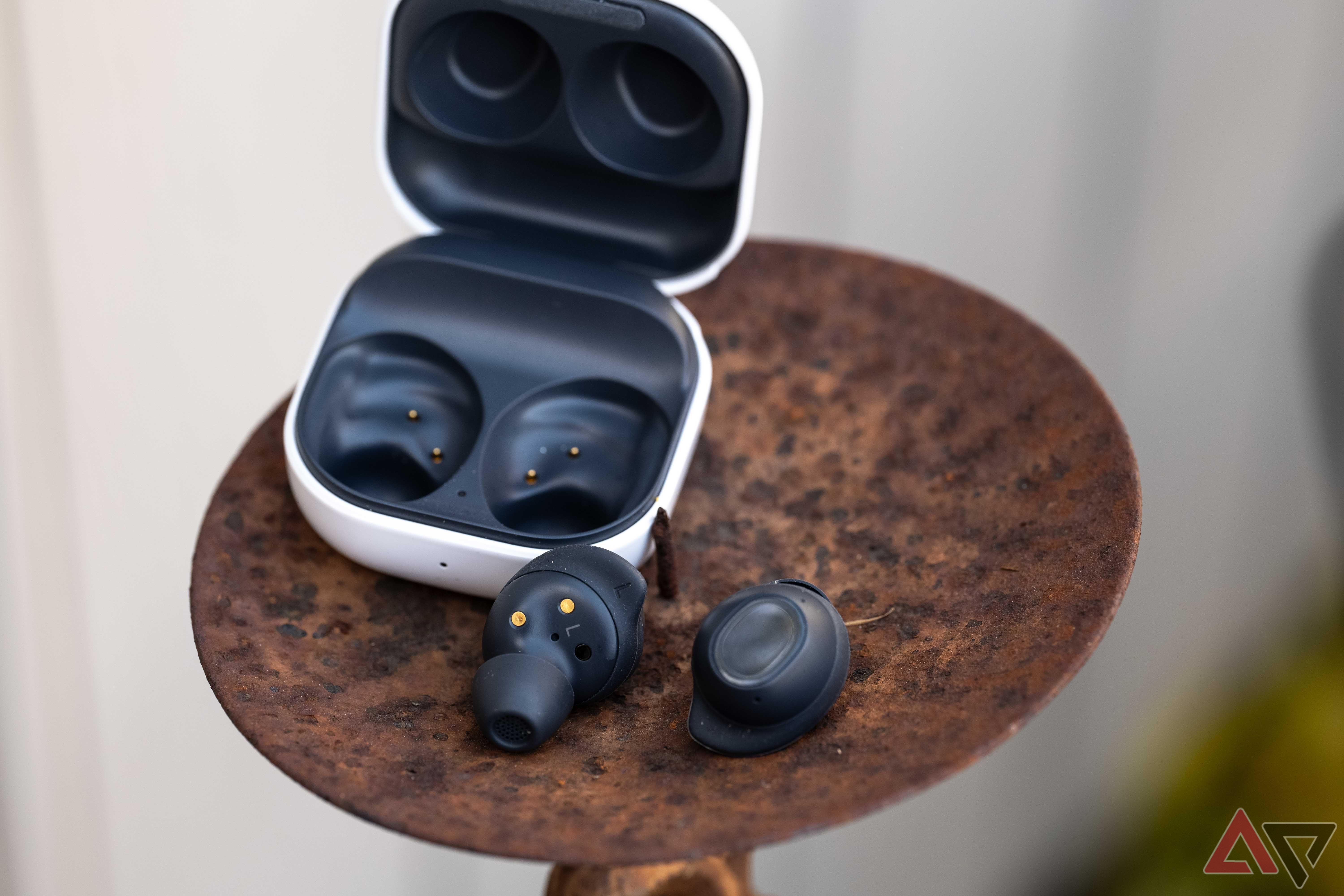 ★新品★SAMSUNG Galaxy Buds★① SAMSUNG Galaxy Buds, Black (Charging Case Included) -