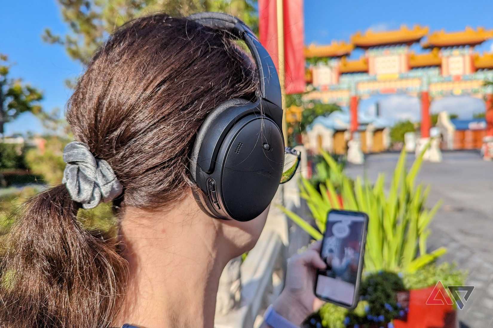 Tocando nos fones de ouvido Bose QuietComfort enquanto faço minha varredura diária de capítulos de webtoon