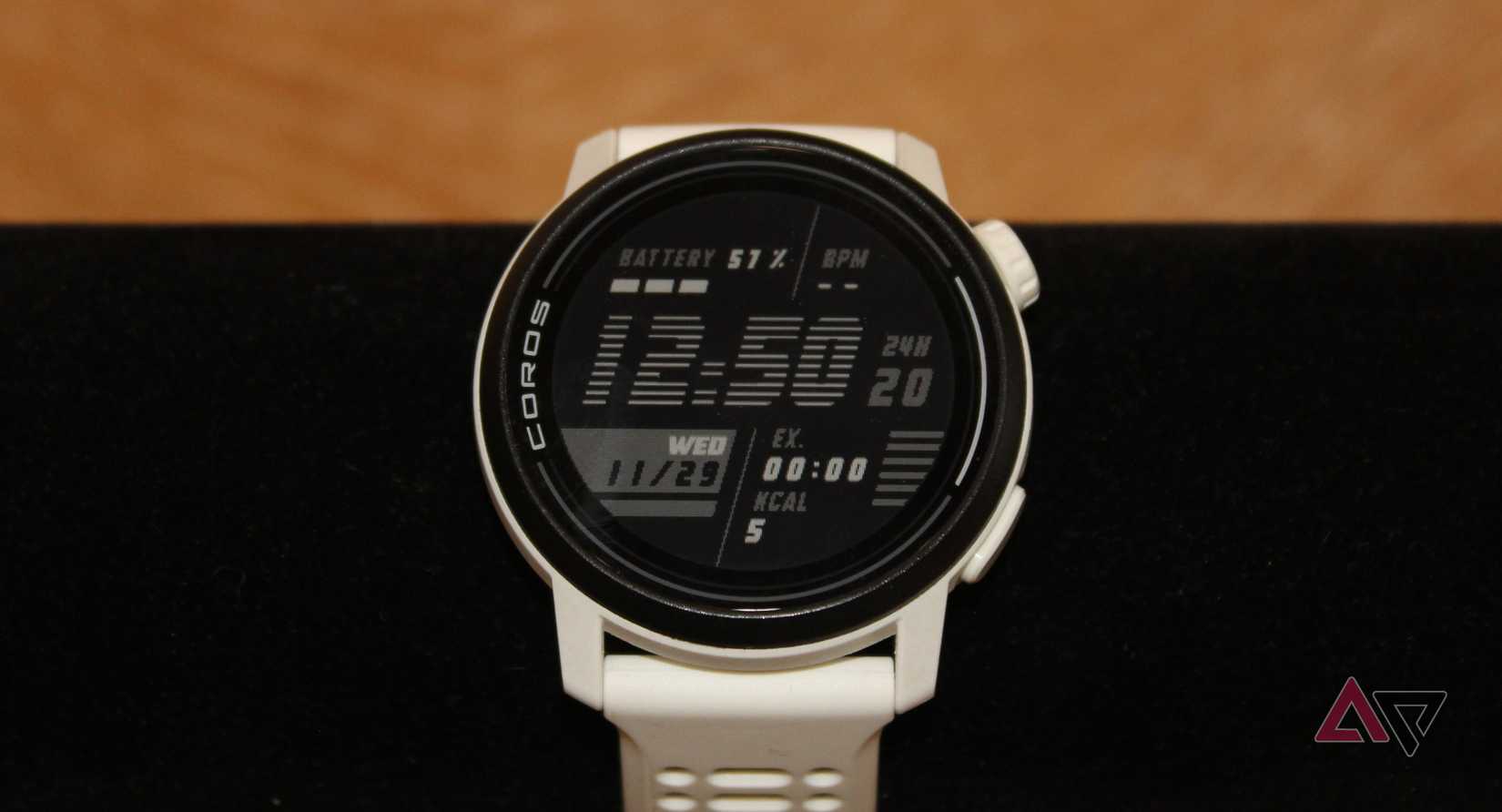 Coros Pace 3 su un supporto per orologio