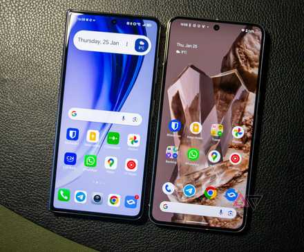 Honor Magic V2 وGoogle Pixel 8 Pro بجانب بعضهما البعض مع تشغيل الشاشات