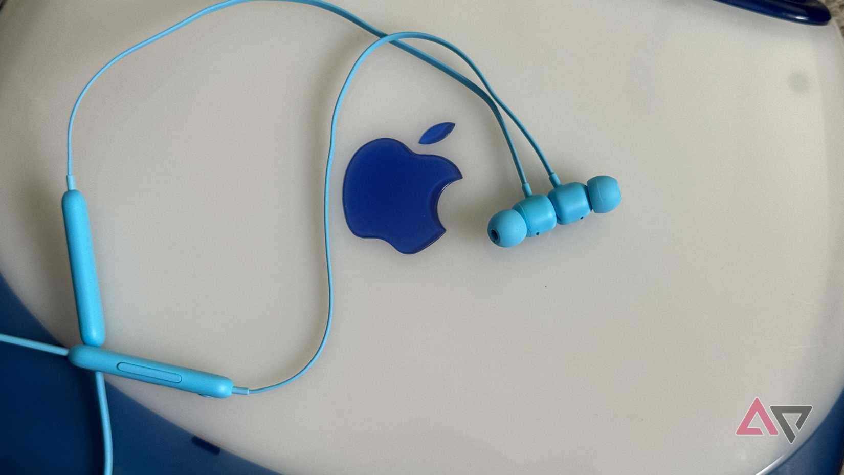 Beats Flex deitado em um Apple iBook G3