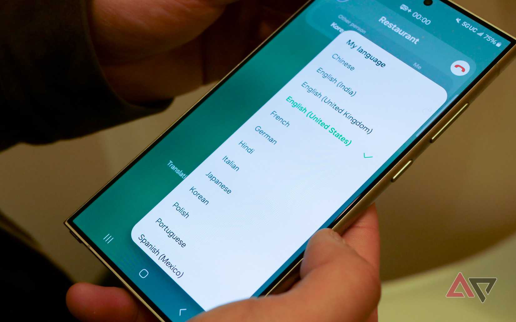 Um Galaxy S24 Ultra em uma ligação com um restaurante com tradução ao vivo entre coreano e inglês.