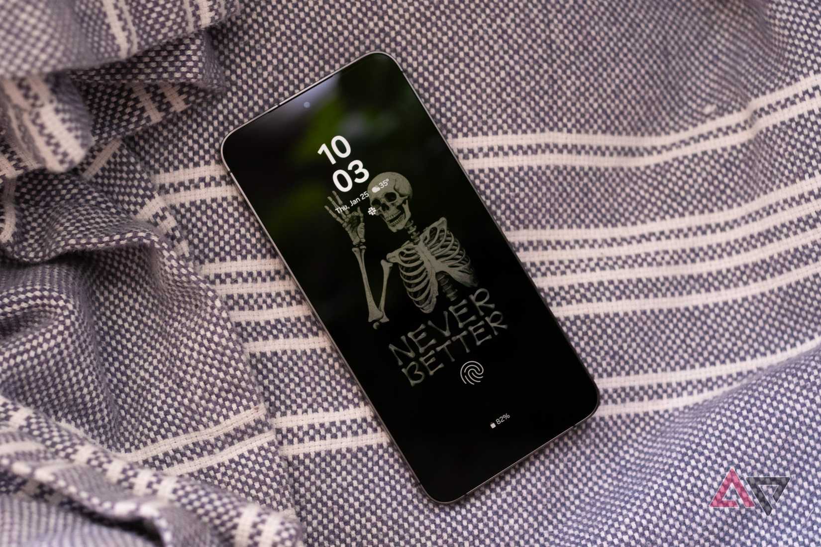 قد يتيح لك Android 17 رؤية التطبيقات على شاشتك التي تعمل دائمًا 3 هاتف Samsung Galaxy S24+ على بطانية، مع عرض شاشته التي تعمل دائمًا