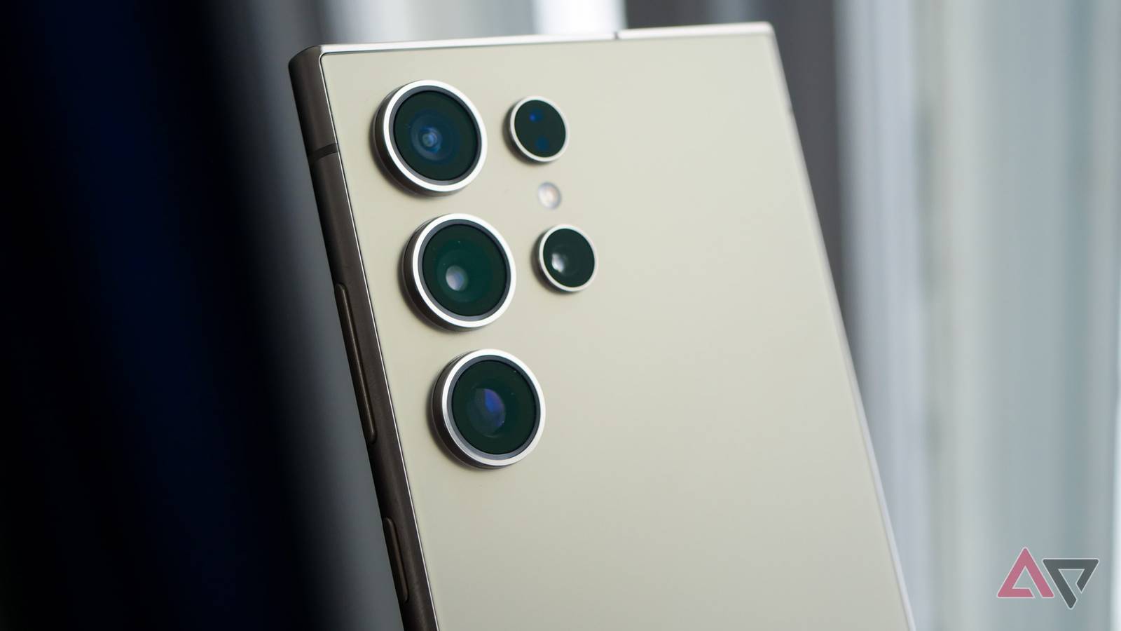 The Galaxy S24's AI keyboard features almost make me want to ditch