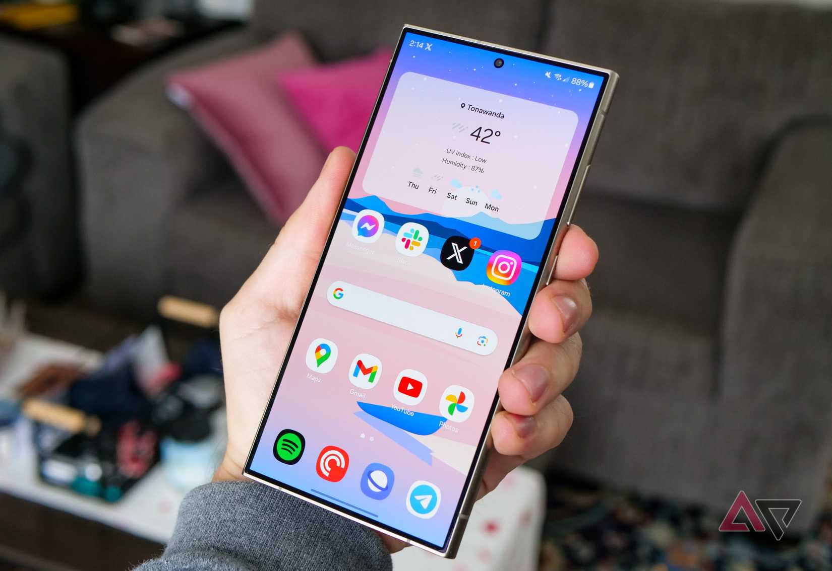 Il Galaxy S24 Ultra tenuto in mano.