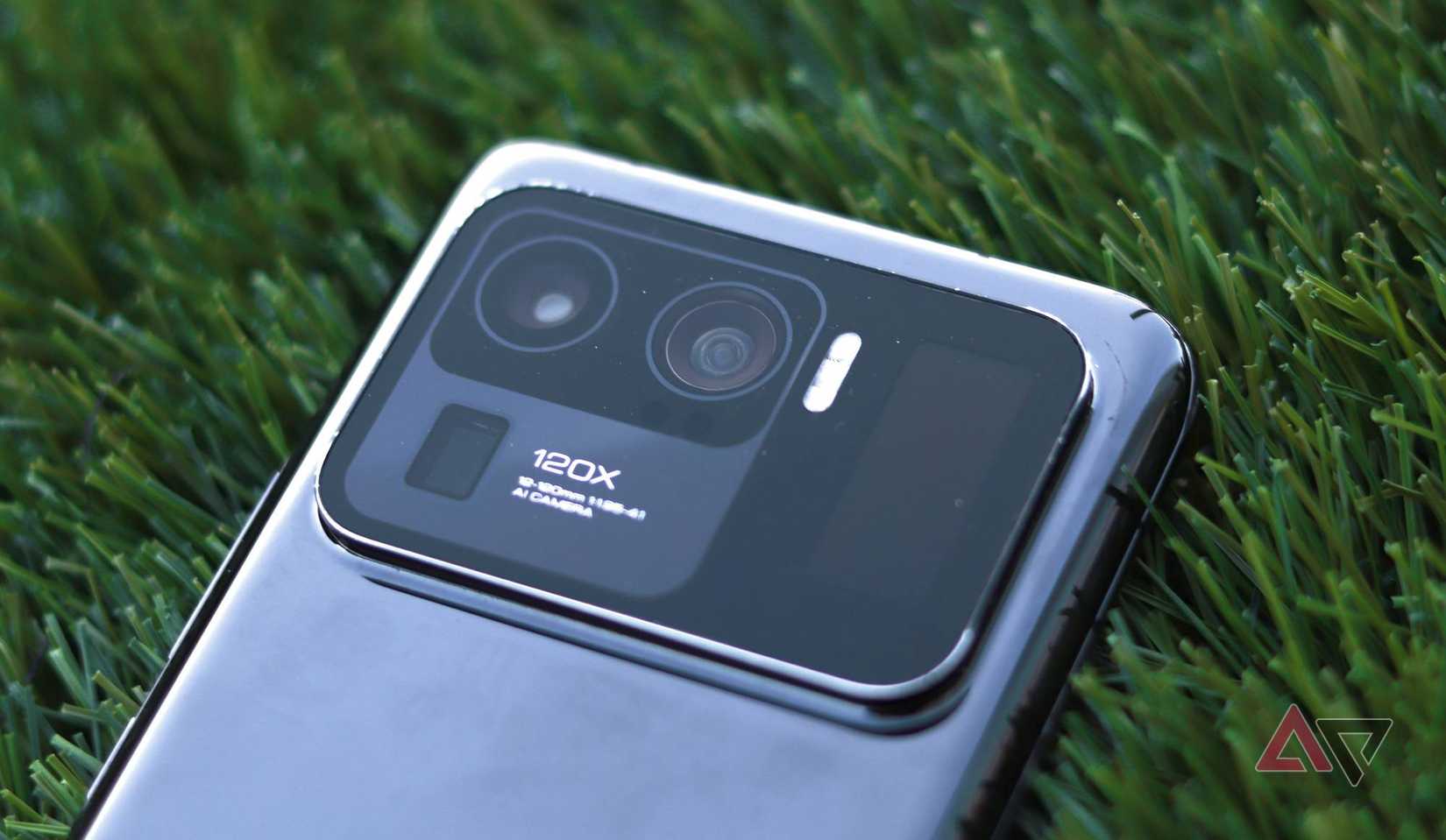 The camera bump on the Xiaomi Mi 11 Ultra