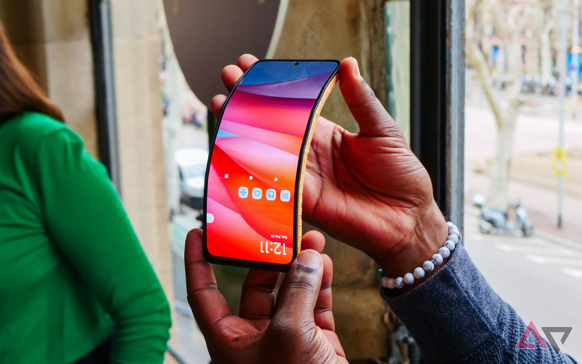 Motorola's bendy smartphone is a futuristic dead end