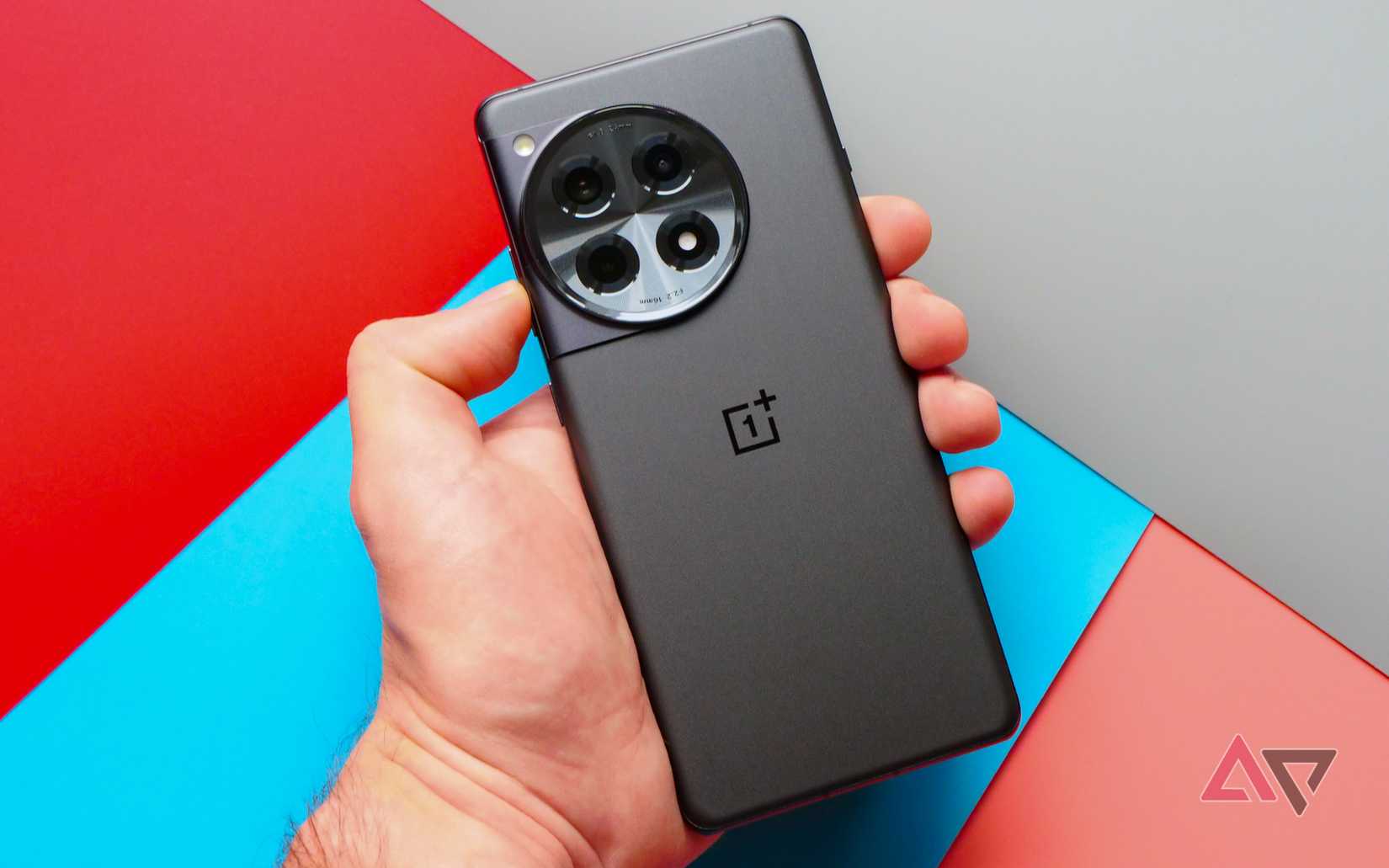 O OnePlus 12R segurado com a face voltada para baixo em uma mão