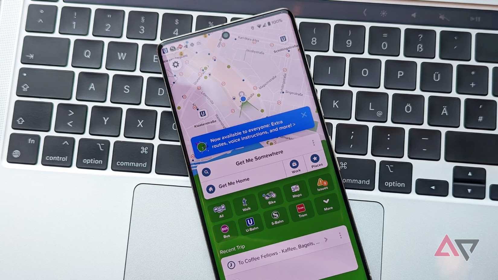 telefone com o aplicativo citymapper aberto apoiado no teclado apple mac