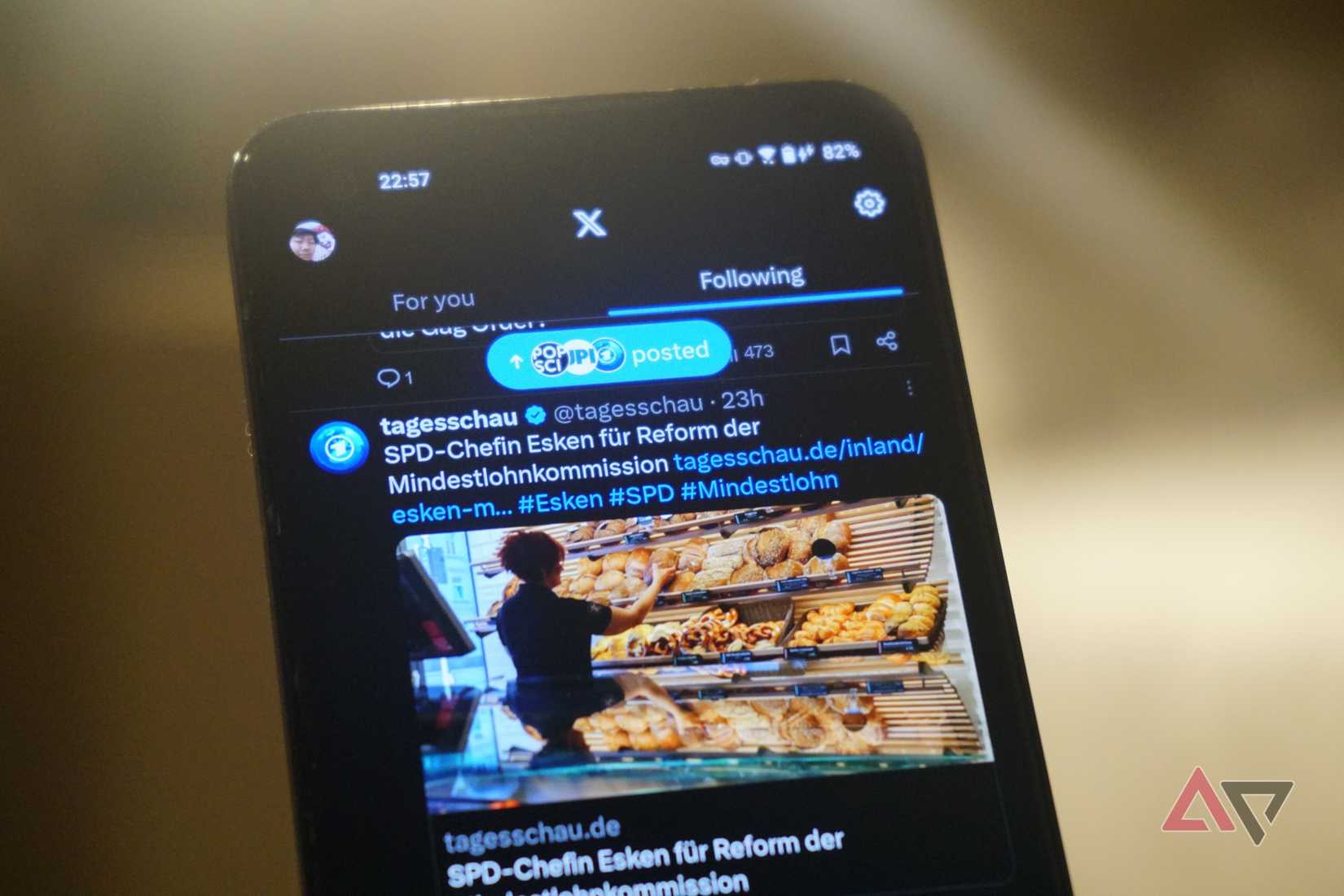 Uno smartphone mostra il feed dell'app X