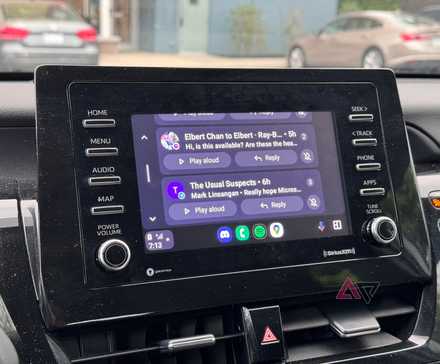 شاشة عرض المعلومات والترفيه في السيارة مزودة بنظام Android Auto تعرض ملفات البودكاست.