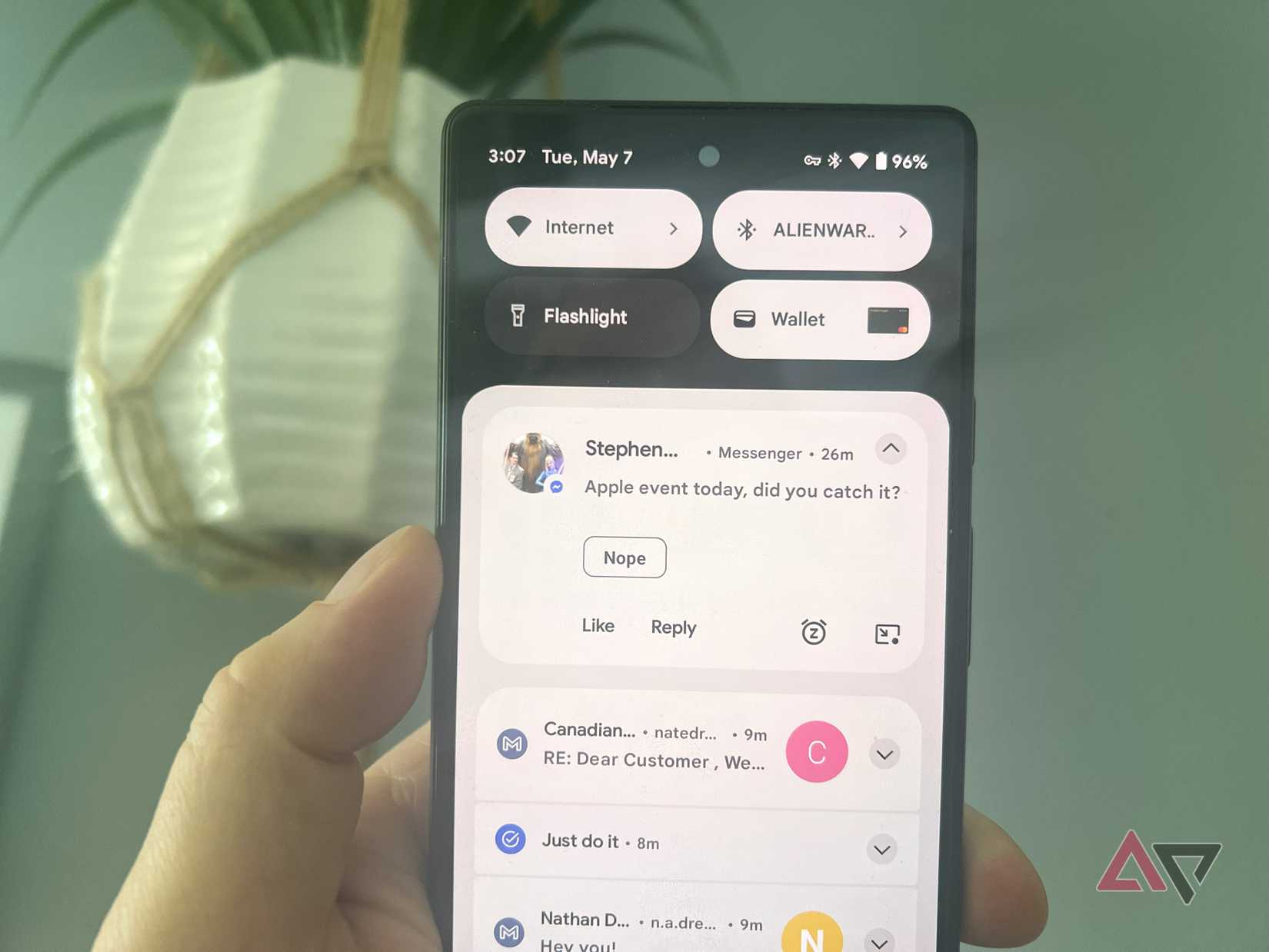 Um Pixel 6 com notificações e a função de resposta exibida.