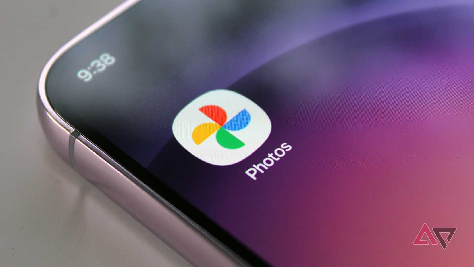 Picture of the Google Photos app icon on the Samsung Galaxy S23+ home screen