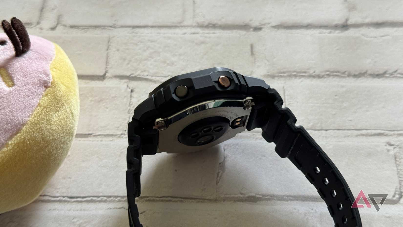 Pulsanti incassati G-Shock Move DWH5600 appoggiati su un lato