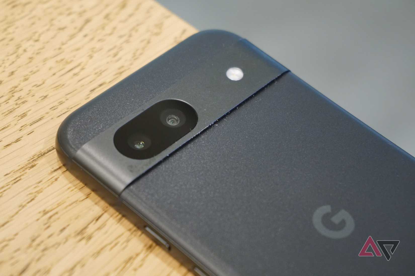 【美品】pixel8a pixel-8a-on-grass.jpg