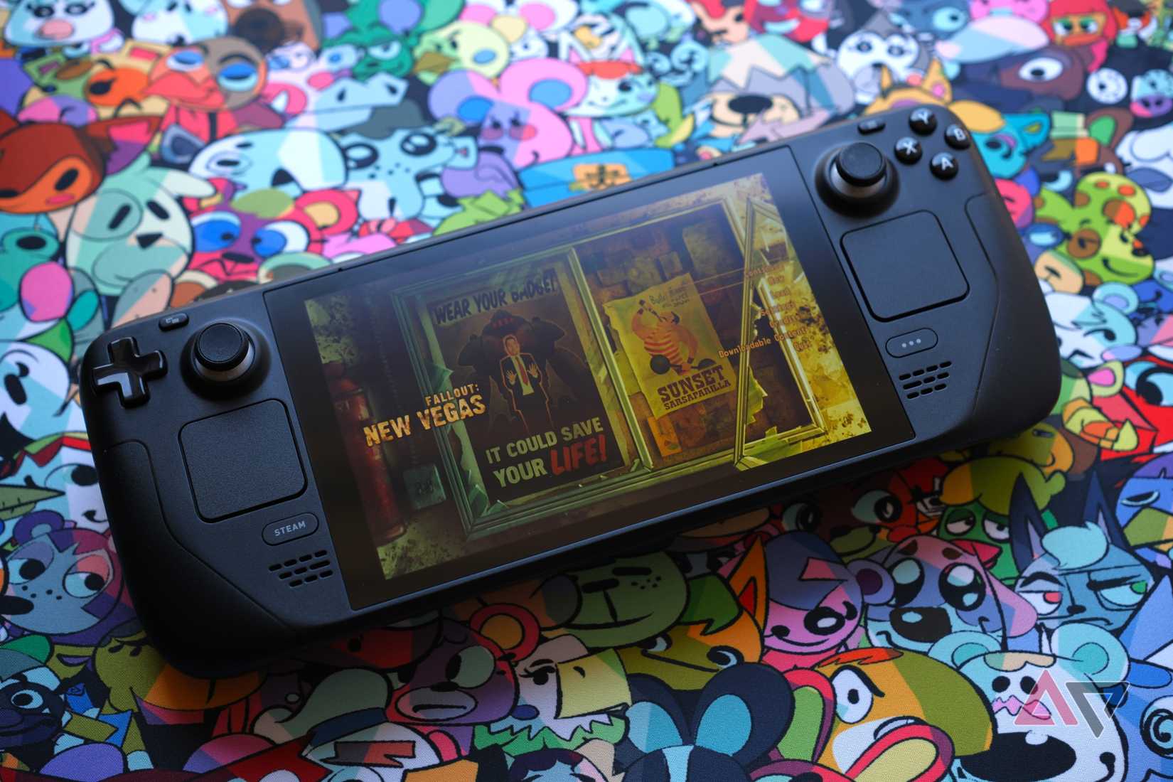 Steam Deck jogando Fallout NV em fundo colorido