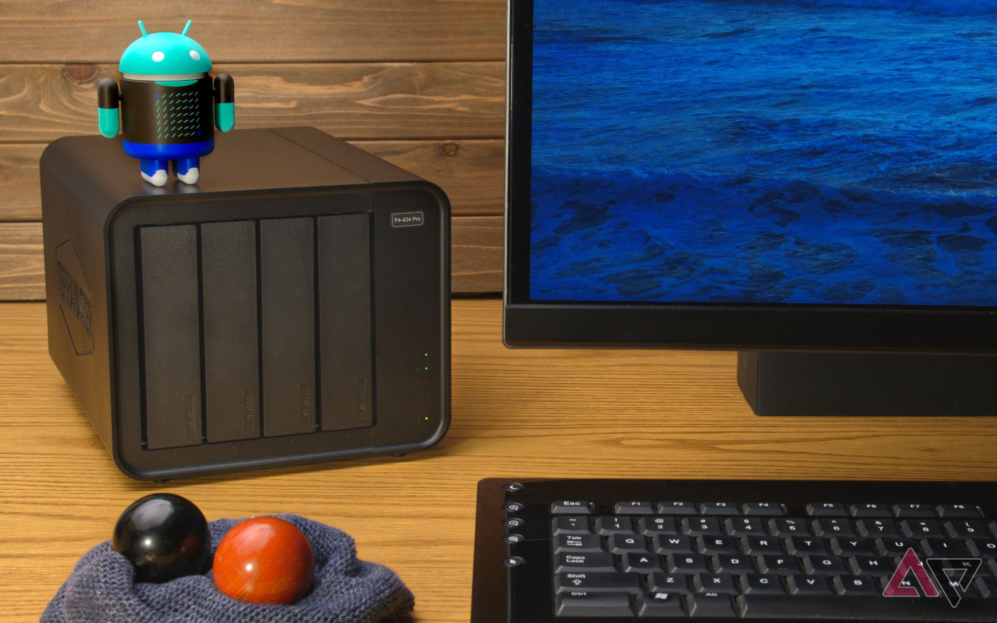 terramaster-f4-424-pro-on-desk