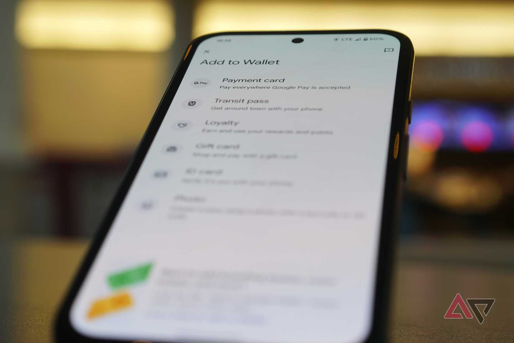 A tela Adicionar à Carteira virtual do aplicativo Google Wallet é aberta em um smartphone, ligeiramente desfocada