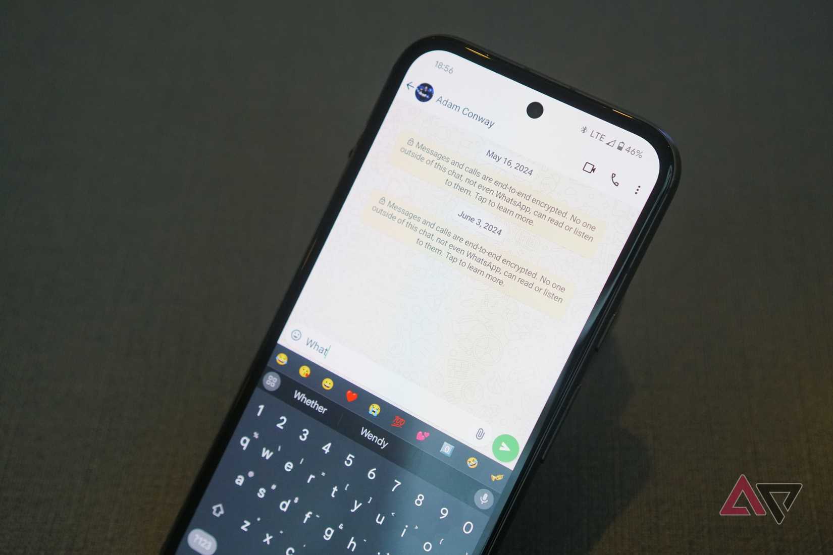 Um smartphone com uma mensagem do WhatsApp para Adam Conway na tela.