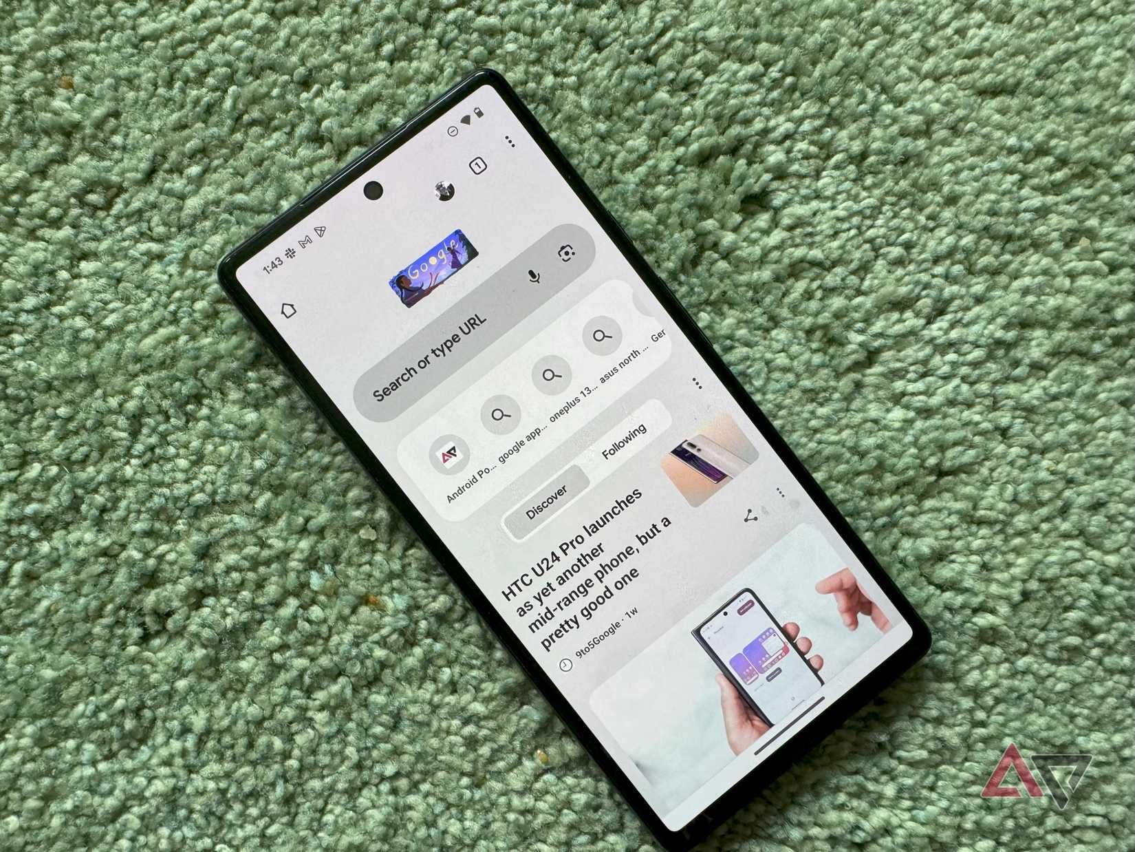 Um Pixel em um tapete verde com o app Google Chrome aberto na página inicial.