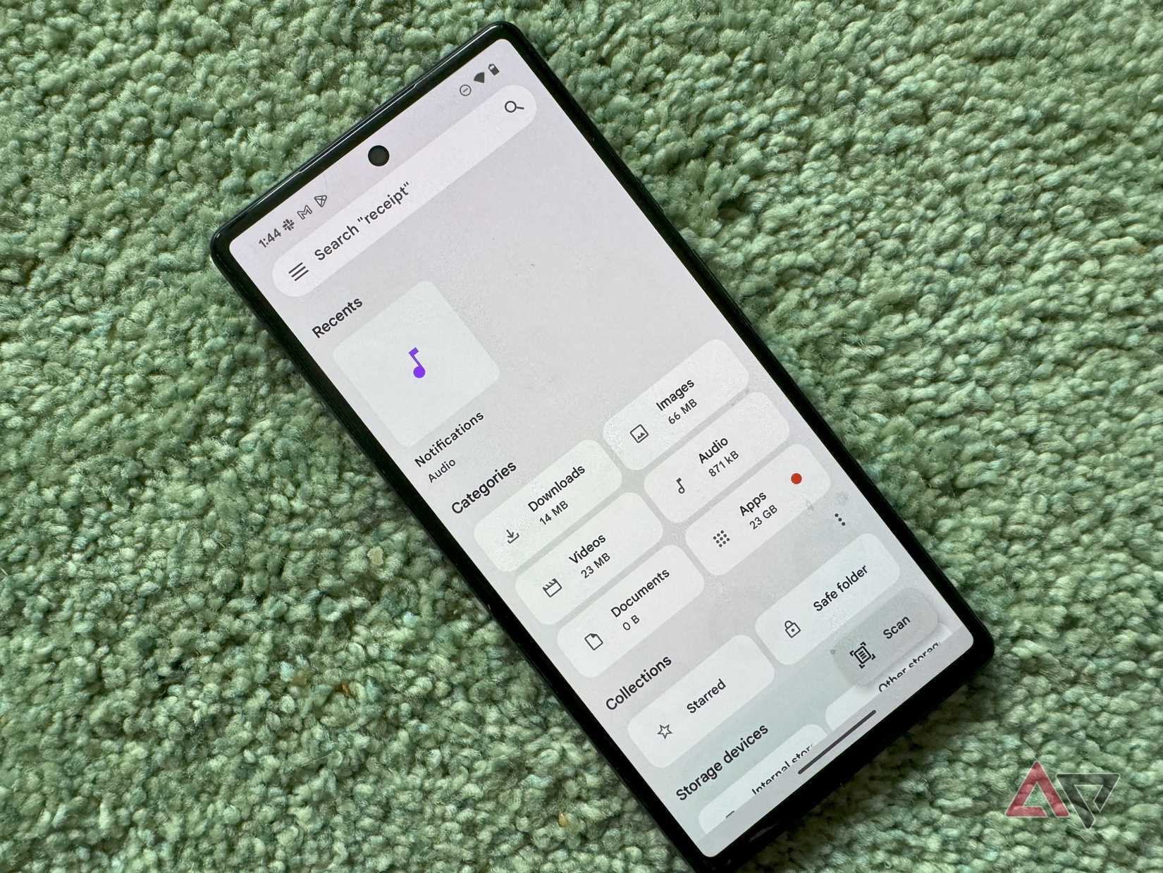 Um Pixel em um tapete verde com o Google Files aberto.