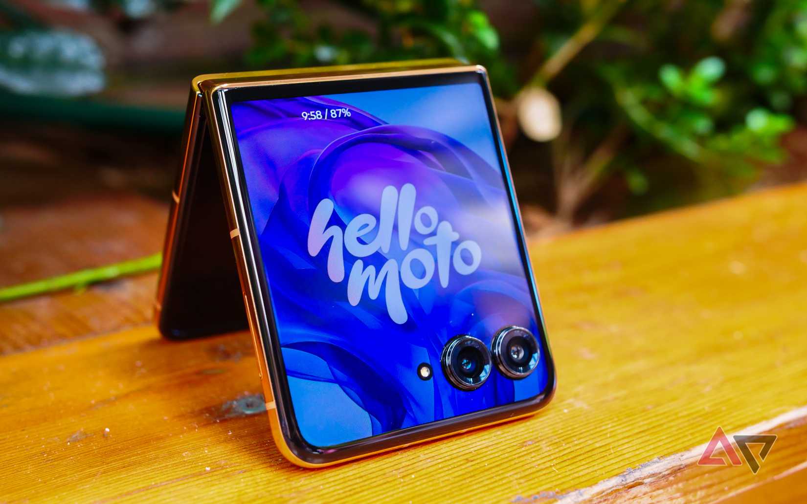 Sasmsung Razor I'm a diehard Samsung user, but the new Moto Razr+ has me questioning ...