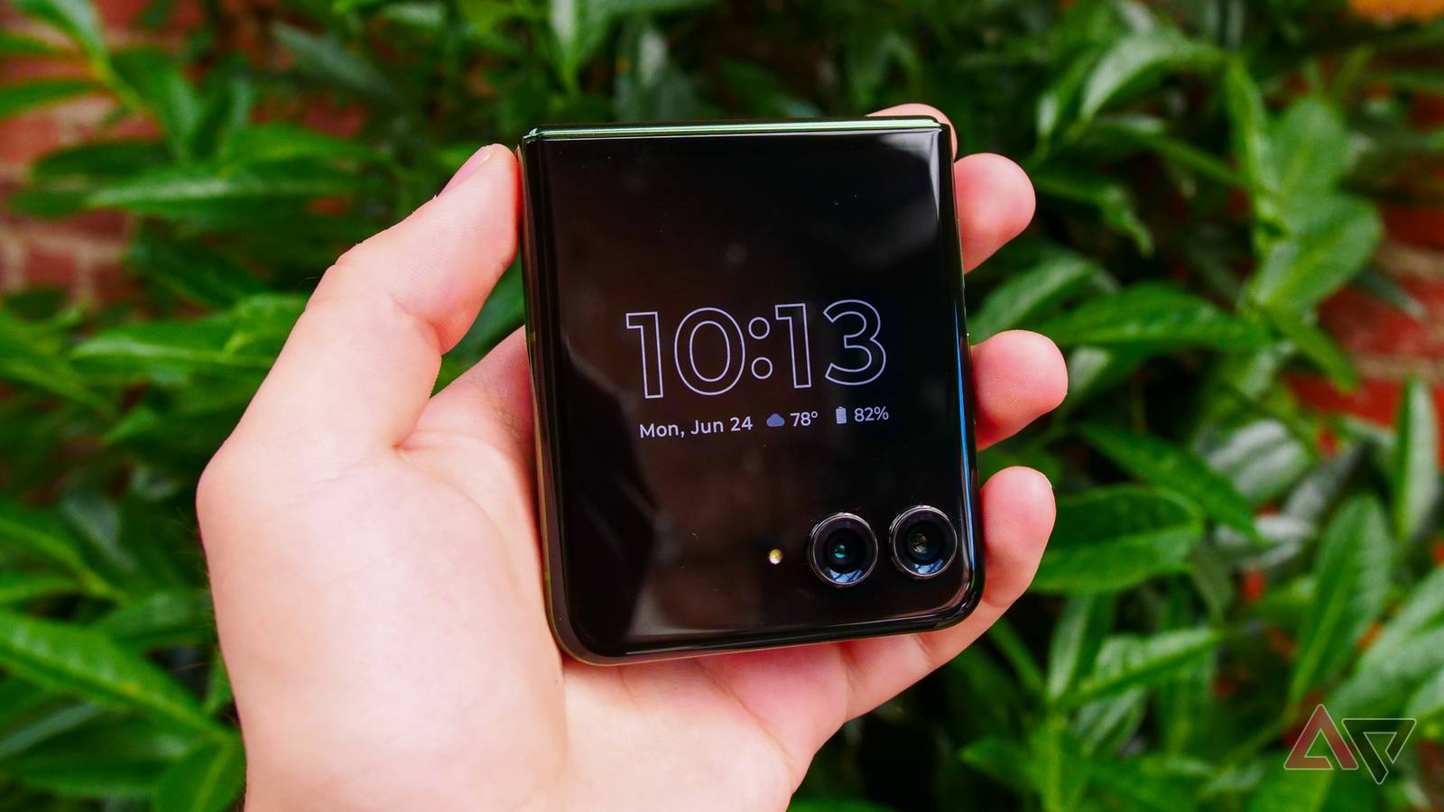 Motorola расширяет распространение Android 17 и представляет смартфон Signature 27 Всегда включенный дисплей на смартфоне Moto Razr+ 2024