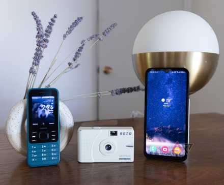 Um telefone Nokia e um telefone Bark com uma câmera de filme retrô