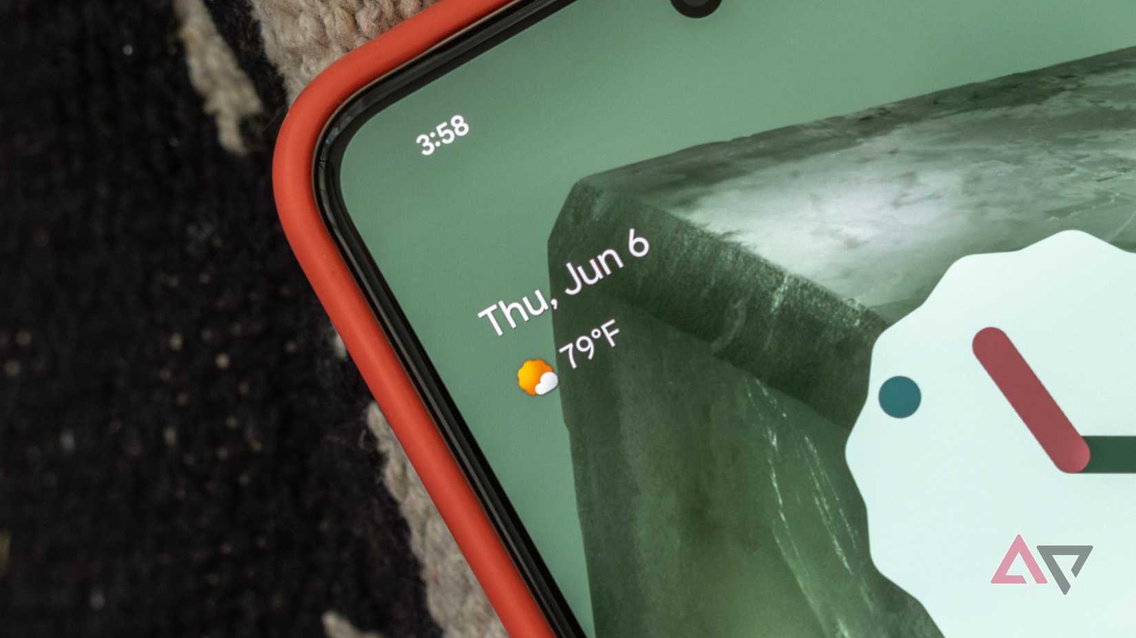 Una vista ravvicinata di un widget meteo sullo schermo del telefono