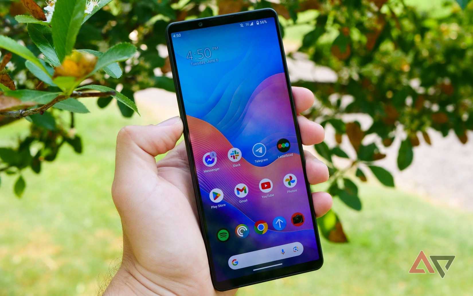 O Xperia 1 V segurado na mão.