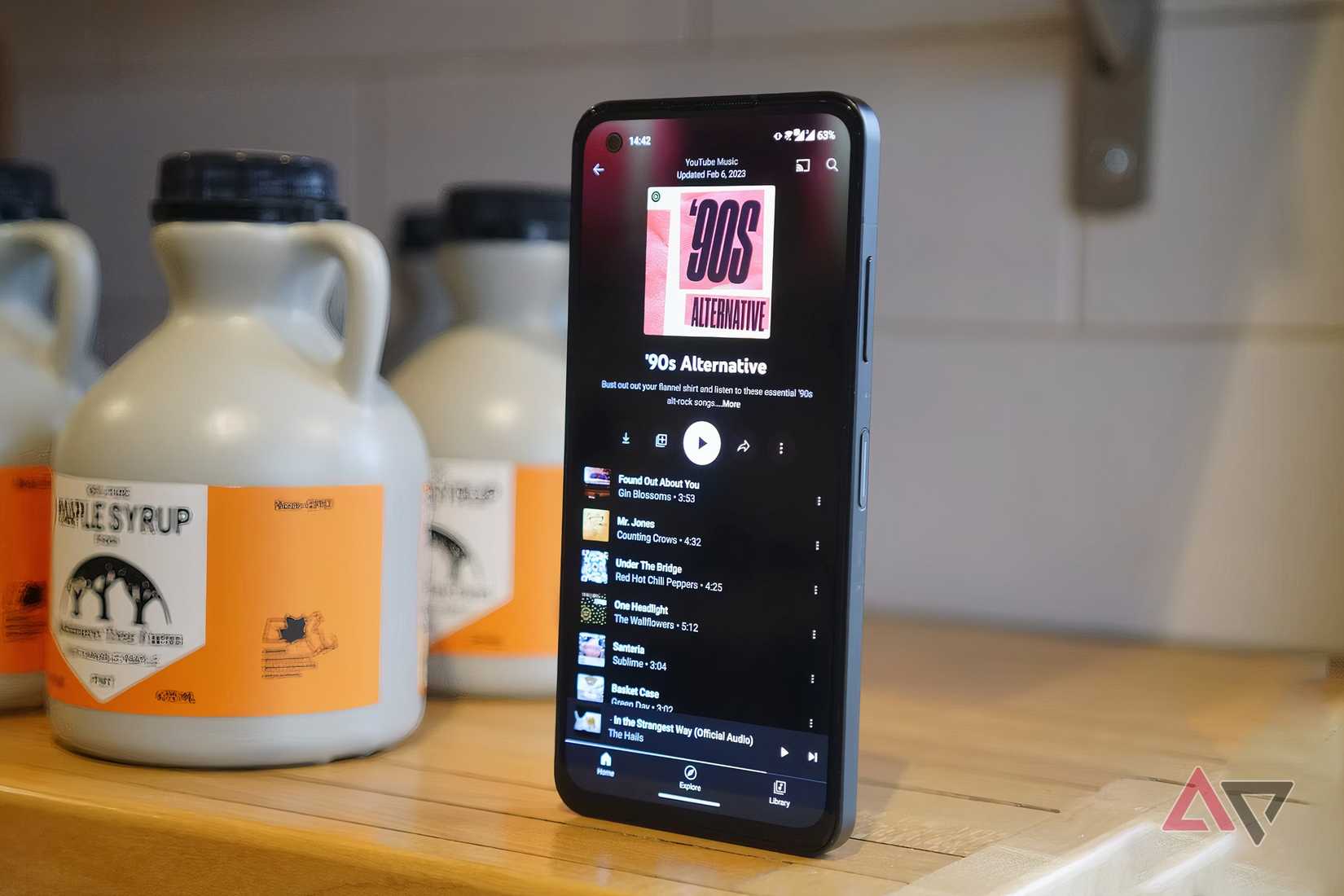 Tela de um smartphone mostrando uma playlist do YouTube Music.