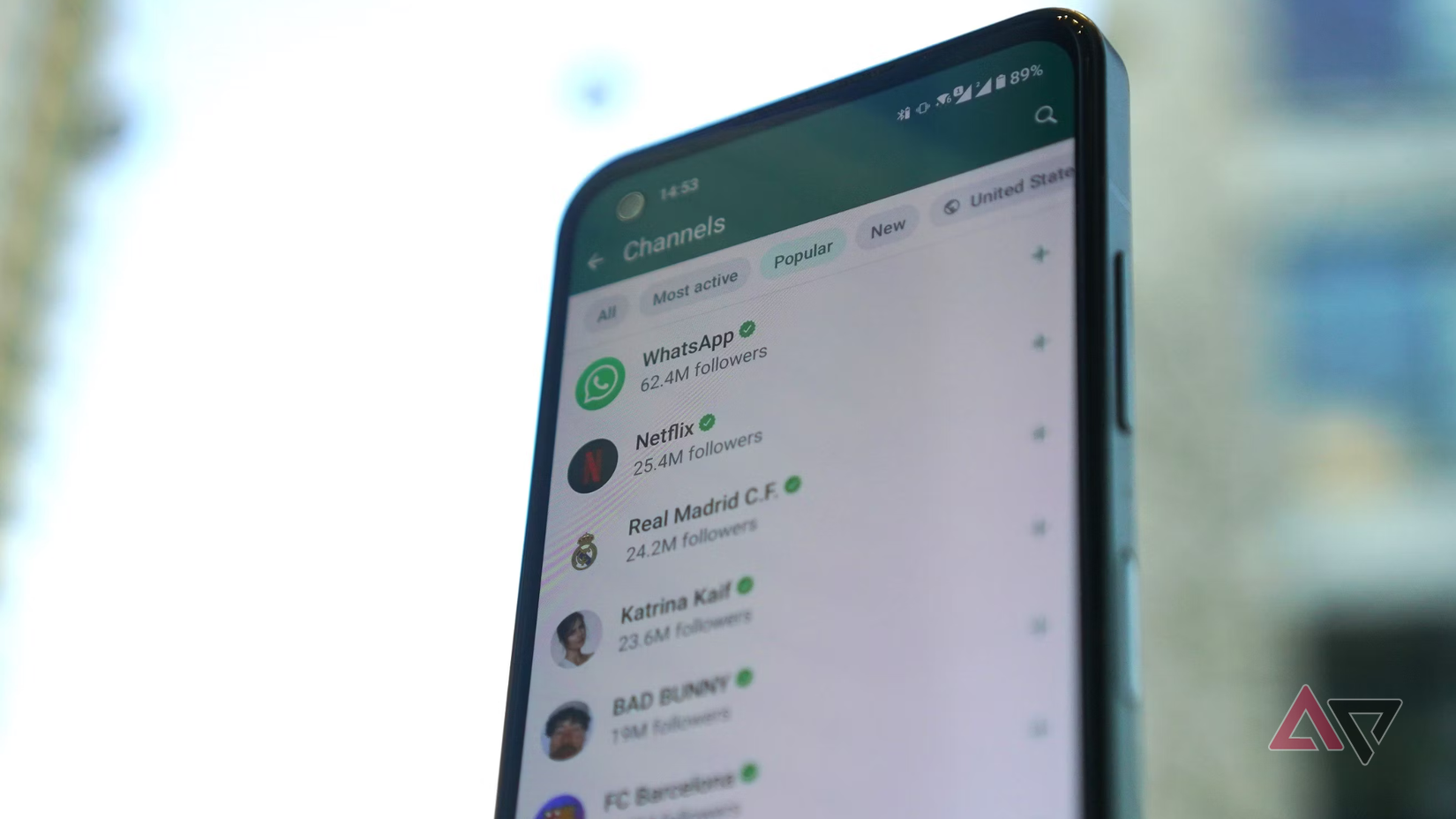 عند السفر إلى الخارج، يمكن أن توفر بطاقة eSIM المناسبة توفيرًا أكبر من شركة الاتصالات الخاصة بك 5 لقطة شخصية لهاتف تظهر واجهة المستخدم لتطبيق WhatsApp.
