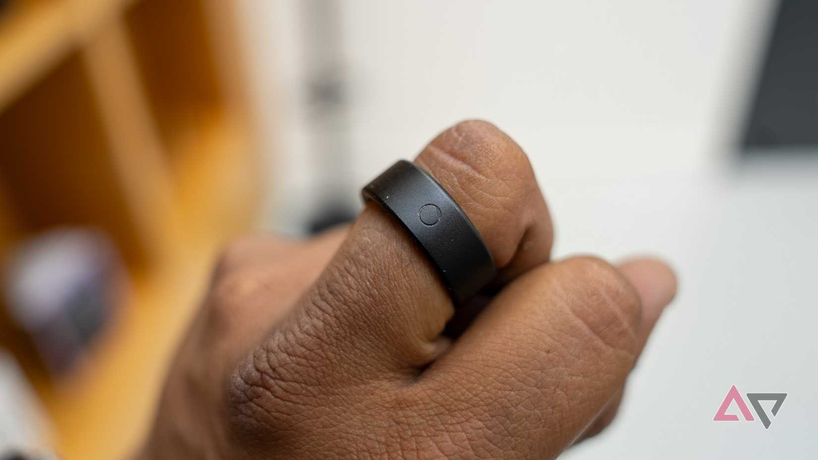 L'anello circolare sottile sul dito medio