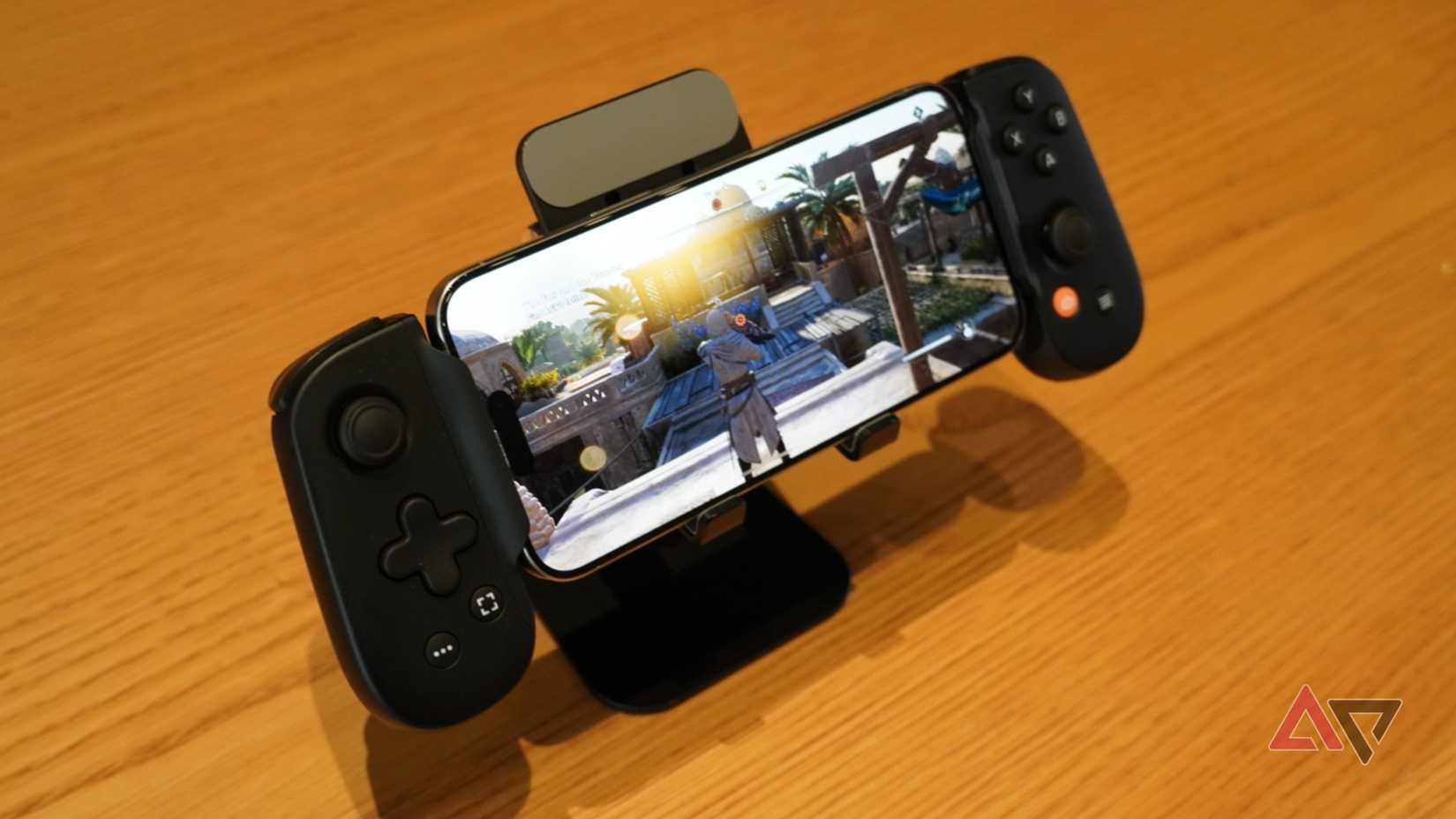 Um iPhone 15 Pro jogando um jogo para celular AAA.