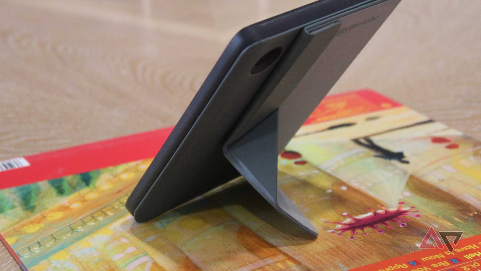 Kobo Clara BW com capa de dormir em pé