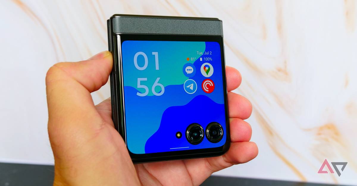 androidpolice.com - Timi Cantisano - Skip Motorola's latest drop and grab this Razr flip phone for just $260 before it's gone