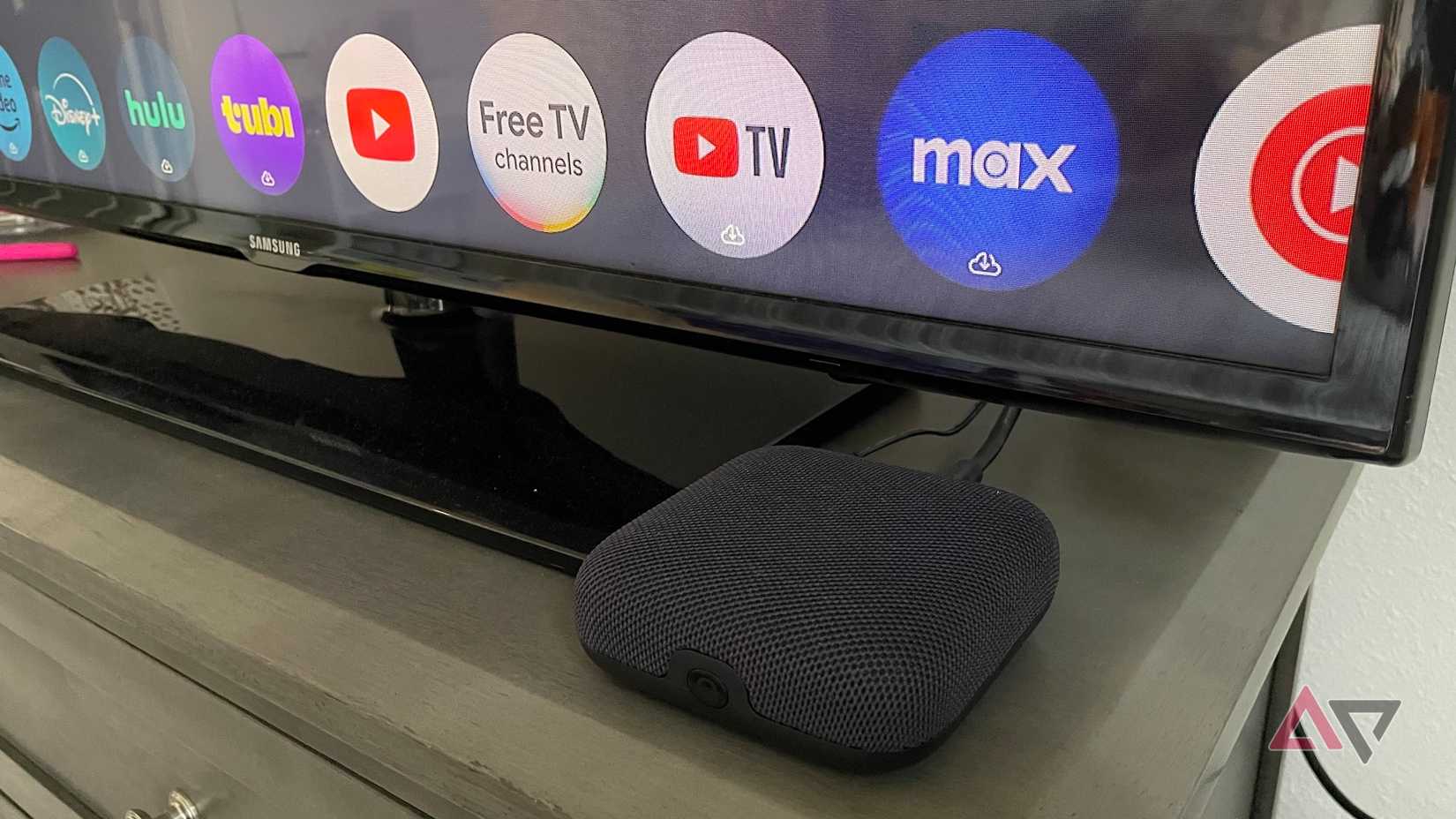 O Onn 4K Pro descansando embaixo de uma TV