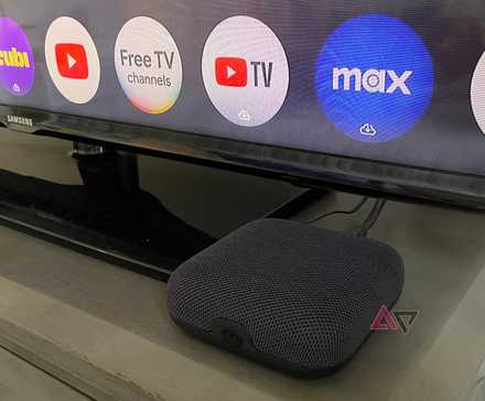 O Onn 4K Pro descansando embaixo de uma TV