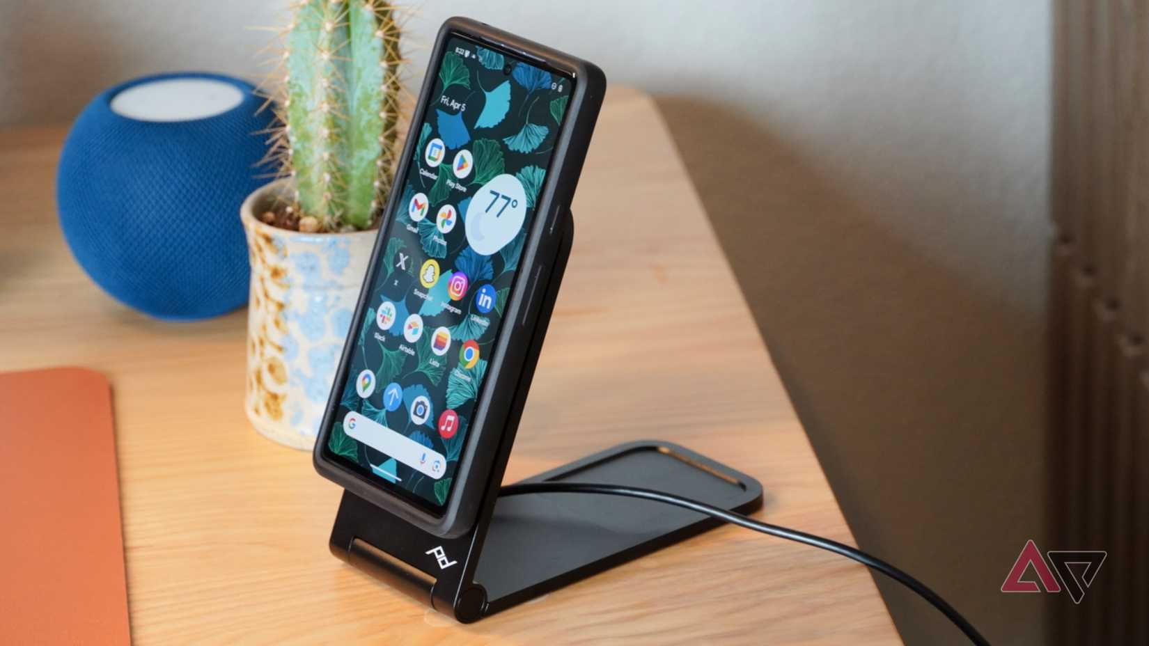 أنا أرفض أن أكون متحمسًا بشأن هاتف Galaxy S26، ولا ينبغي لك أن تفعل ذلك أيضًا 2 منظر جانبي للشاحن اللاسلكي Peak Design الذي يشحن هاتف Pixel 7a.