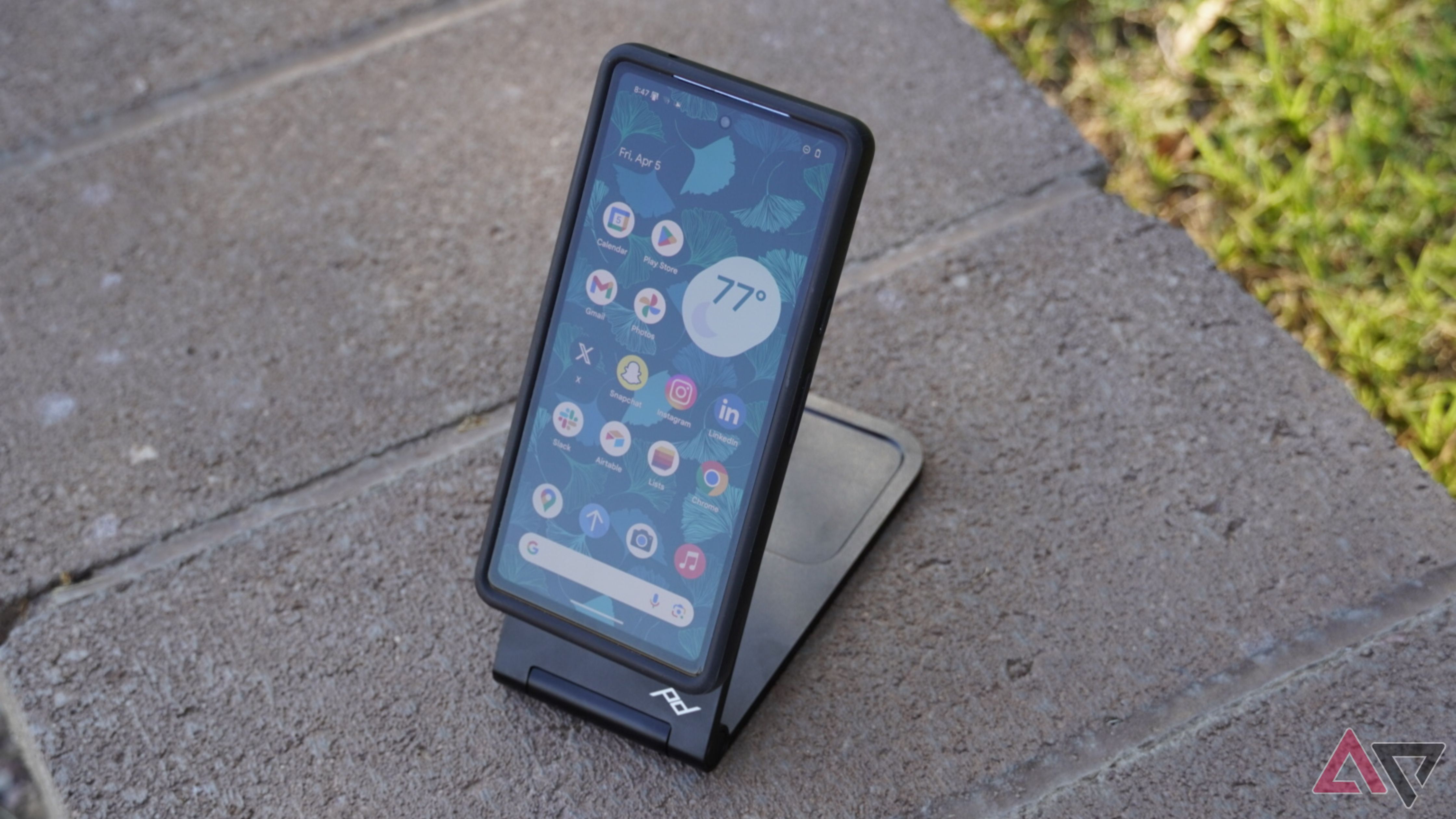 Chargeur sans fil Peak Design pour l'extérieur avec Pixel 7a.