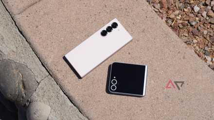 Uma visão de cima do Galaxy Z Flip 6 e do Galaxy Z Fold 6.