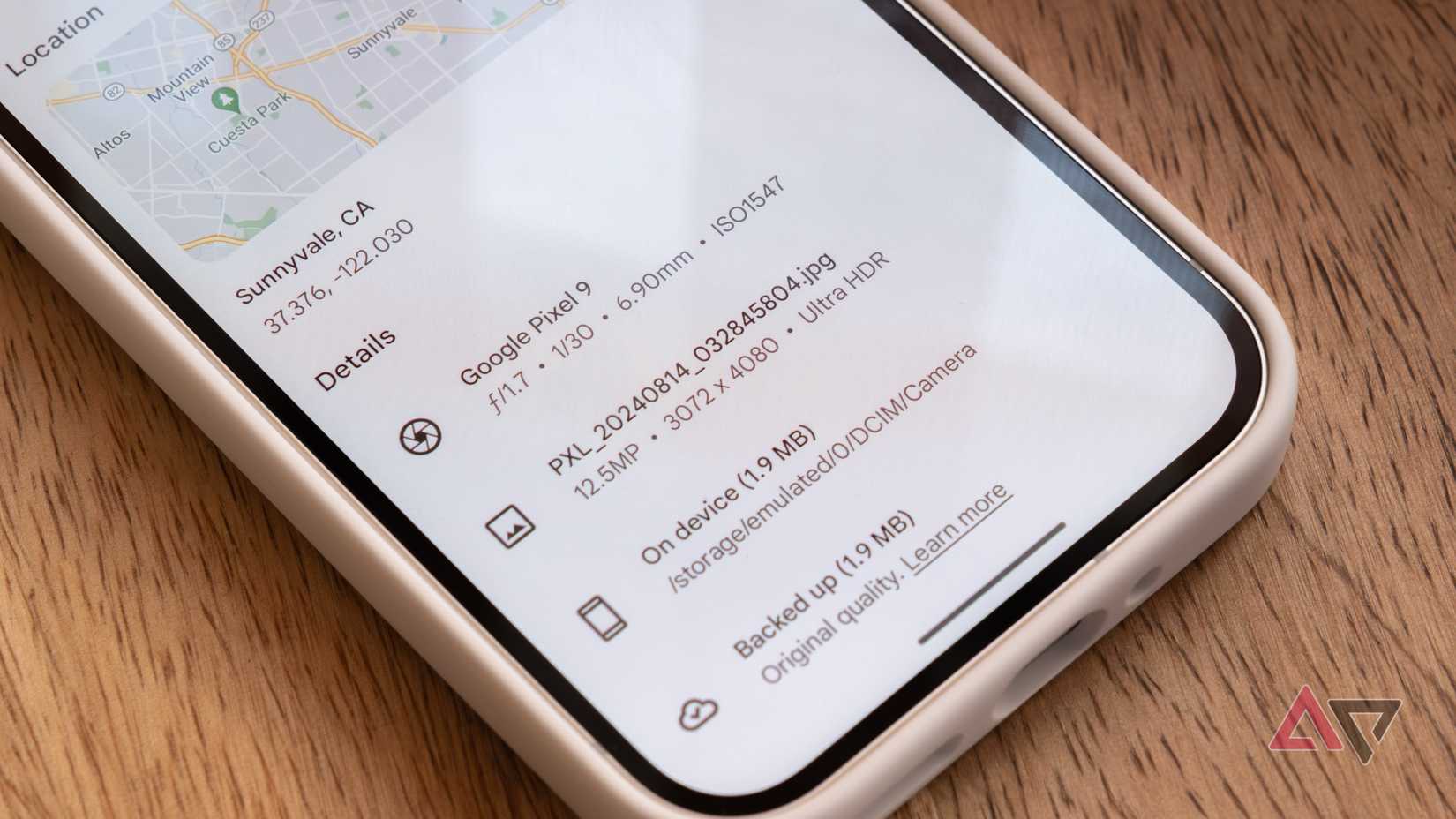 Un telefono che mostra i metadati di una foto nell'app Google Foto.