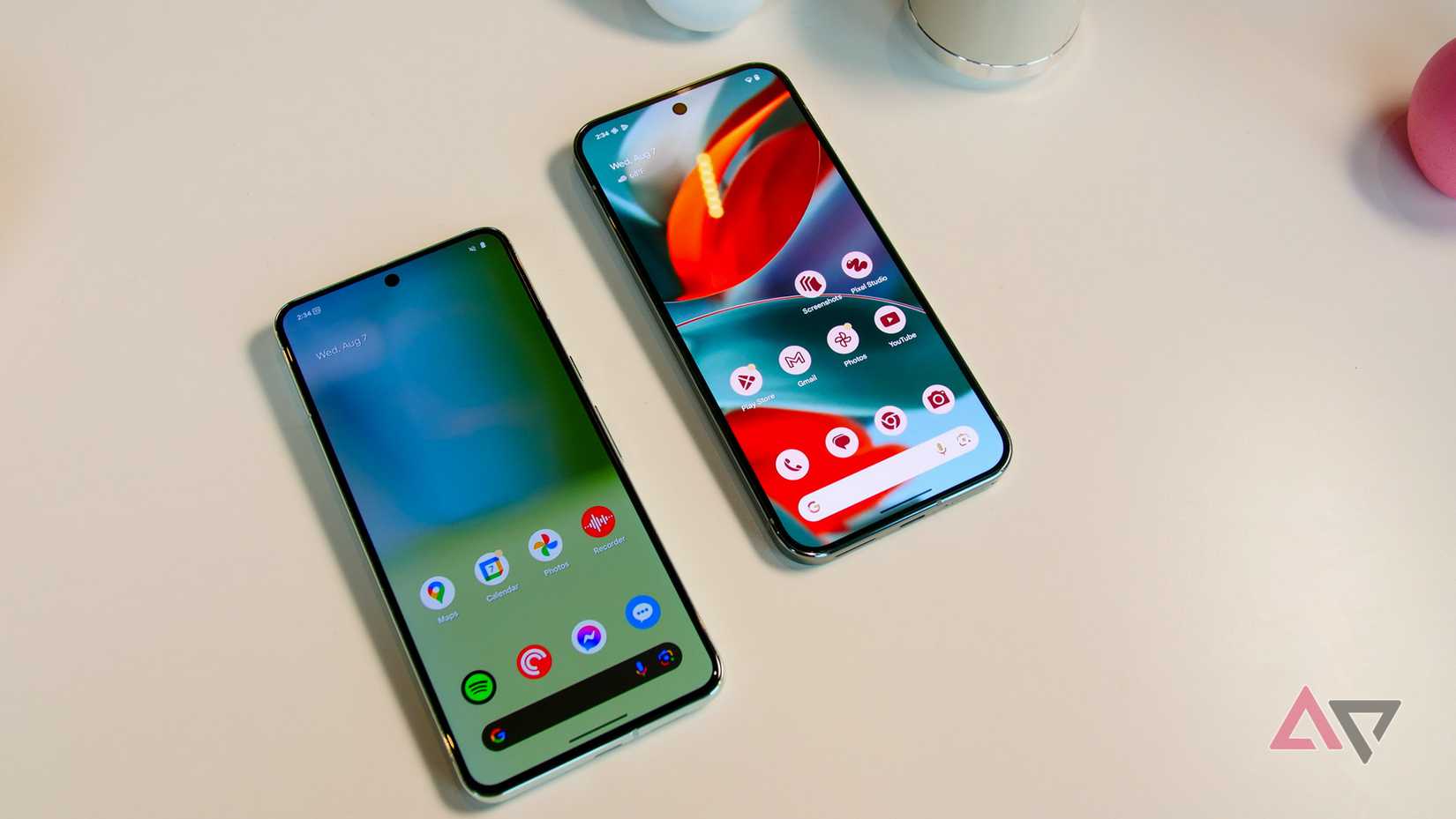 O Google Pixel 8 Pro ao lado do Google Pixel 9 Pro XL
