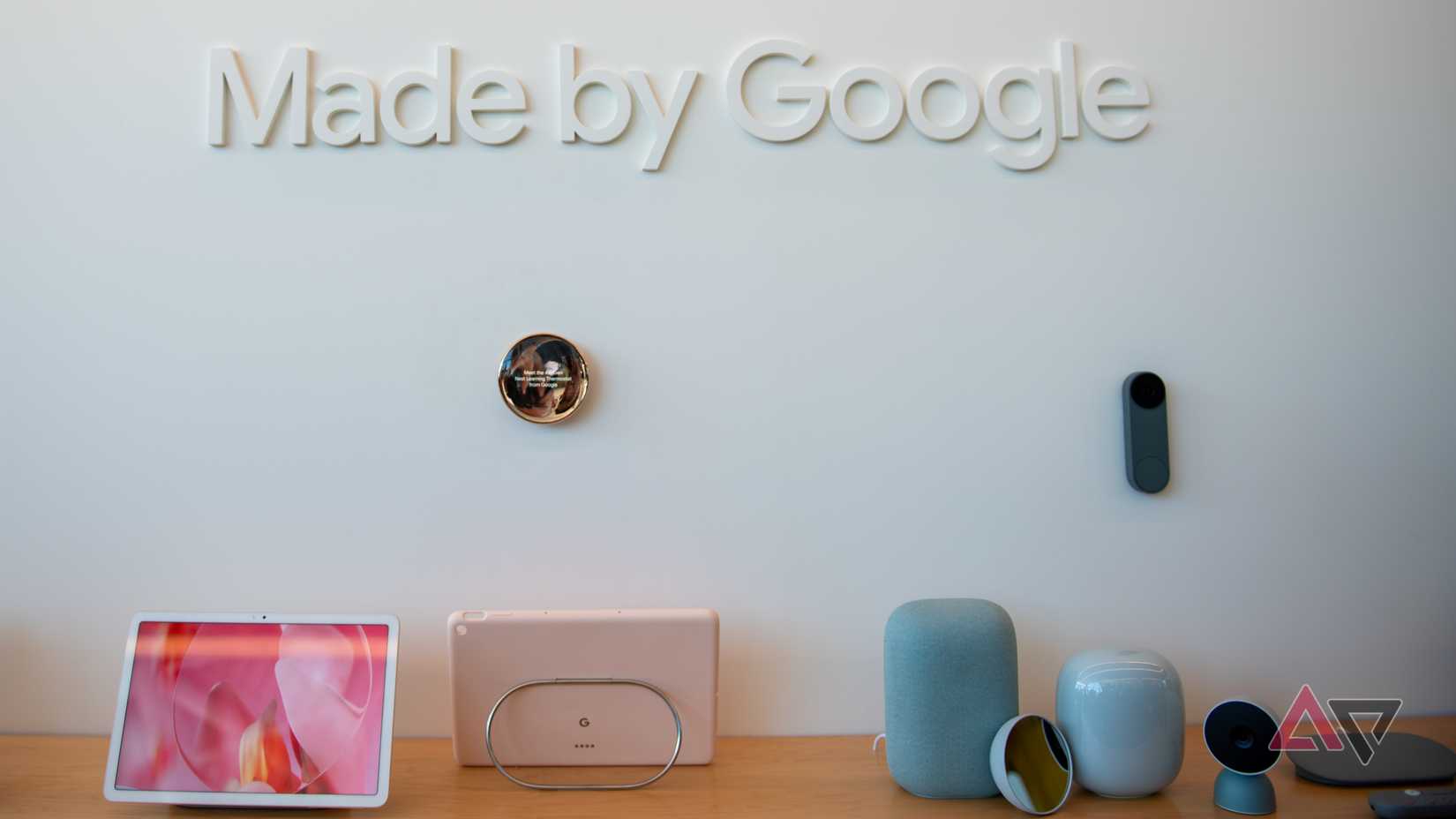 feito pelo google sign com acessórios
